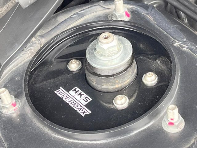 【HKS車高調】車高が低くなり、スタイリッシュな見た目となっております。車両の重心が下がる事で、走行時の安定性も向上します♪