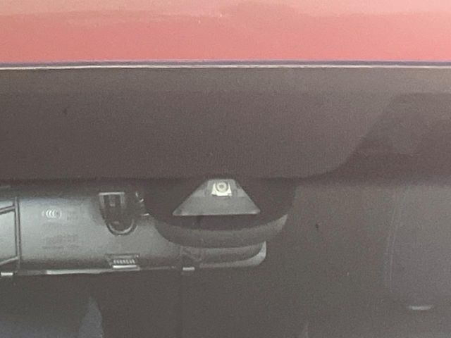 �y�z���_�Z���V���O�z���s���ɑO���̎ԗ�����F�����A�Փ˂������Ȏ��͌x��ƃu���[�L�ŏՓˉ���Ɣ�Q�y�����A�V�X�g�B�����S�Ƀh���C�u�����y���݂��������܂��B