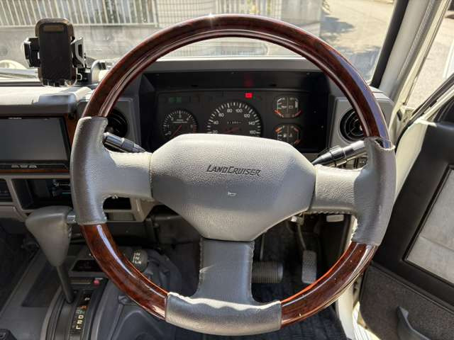 気になるお車がありましたら右の電話番号から直接お店にお問い合わせください。支払方法から車両情報、状態までなんでもご説明させて頂きます。スタッフ一同ご連絡お待ちしております。