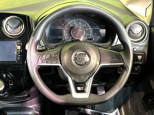 �C���e���A�ɍ��킹���f�U�C���̃X�e�A�����O�́A�^�]�������̂��Ƃ��l���A�^�]���₷���`��A�傫���ł��B�����x�A���ۂɐG���Ă��m���߂��������B