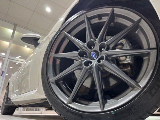 【純正18インチアルミホイール】外観にマッチした純正アルミホイールを装着しております。各種社外アルミホイールや、スタッドレスタイヤも取扱いしております。是非ご相談ください♪