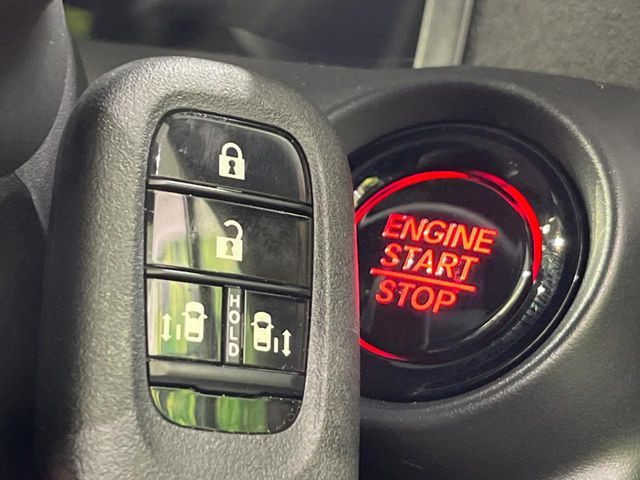 �yHonda�X�}�[�g�L�[�z�J�o����|�P�b�g�ɓ��ꂽ�܂܂ł��h�A�̎{���E�������\�ȃX�}�[�g�L�[�𑕔��B�G���W���̃I���E�I�t�����J�M�����o���K�v����������Ƃ��Ă��֗��ł���y�d���p�[�L���O�u���[�L�z�X