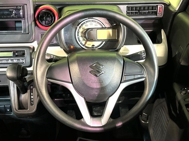 �C���e���A�ɍ��킹���f�U�C���̃X�e�A�����O�́A�^�]�������̂��Ƃ��l���A�^�]���₷���`��A�傫���ł��B�����x�A���ۂɐG���Ă��m���߂��������B