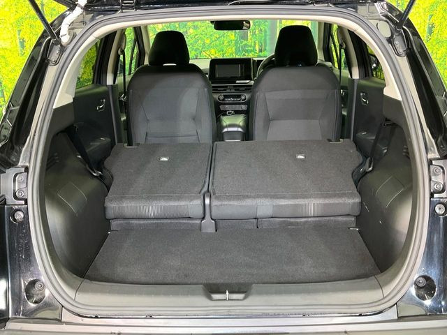 ���i�̂���������ʋ΁A���}���ɏ\���ȉ׎��X�y�[�X���m�ۂ��Ă���܂��B�Z�J���h�V�[�g��|���ƁA�傫�ȉו��̐ύڂ��\�ł���