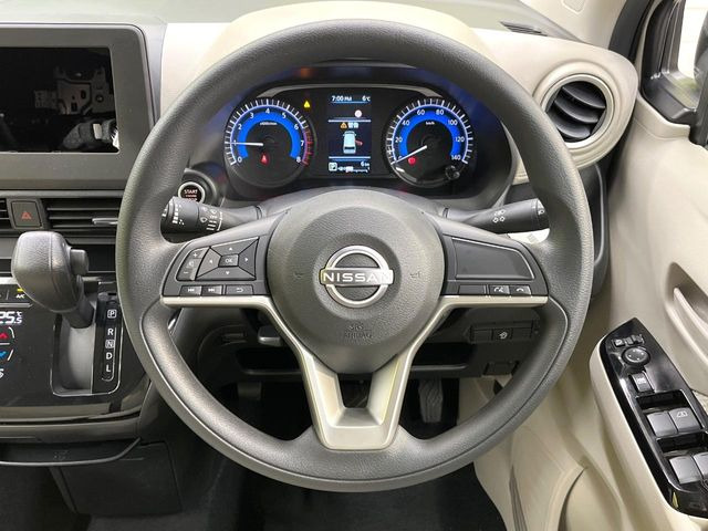 �C���e���A�ɍ��킹���f�U�C���̃X�e�A�����O�́A�^�]�������̂��Ƃ��l���A�^�]���₷���`��A�傫���ł��B�����x�A���ۂɐG���Ă��m���߂��������B