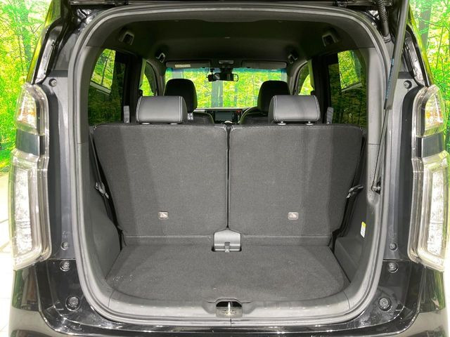 ���i�̂���������ʋ΁A���}���ɏ\���ȉ׎��X�y�[�X���m�ۂ��Ă���܂��B�Z�J���h�V�[�g��|���ƁA�傫�ȉו��̐ύڂ��\�ł���