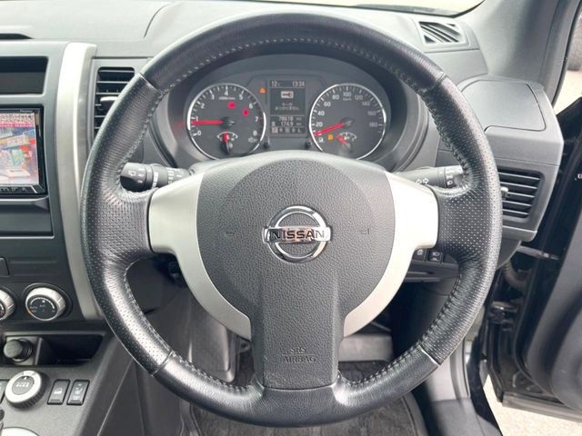 �C���e���A�ɍ��킹���f�U�C���̃X�e�A�����O�́A�^�]�������̂��Ƃ��l���A�^�]���₷���`��A�傫���ł��B�����x�A���ۂɐG���Ă��m���߂��������B