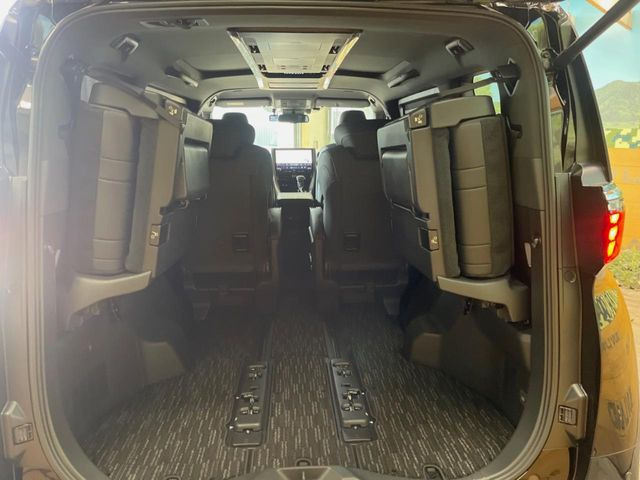 ���i�̂���������ʋ΁A���}���ɏ\���ȉ׎��X�y�[�X���m�ۂ��Ă���܂��B�Z�J���h�V�[�g��|���ƁA�傫�ȉו��̐ύڂ��\�ł���