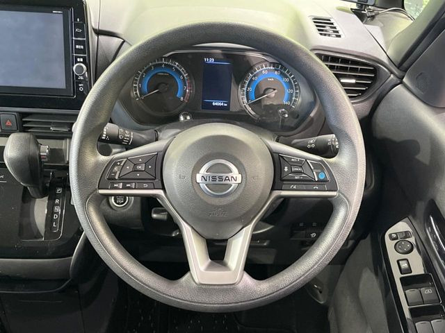 �C���e���A�ɍ��킹���f�U�C���̃X�e�A�����O�́A�^�]�������̂��Ƃ��l���A�^�]���₷���`��A�傫���ł��B�����x�A���ۂɐG���Ă��m���߂��������B