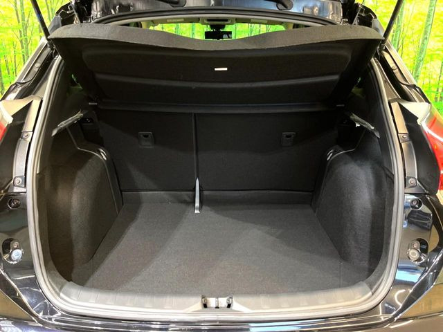 積み下ろしのしやすいデッキにはたっぷりと荷物を積み込んでいただけます。遊びから仕事まで、様々なシーンで頼れます♪