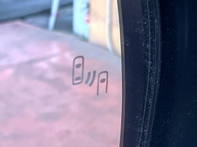 【ブラインドスポットモニター】走行中、ドアミラーの死角になりやすい箇所に後続車が接近するとサイドミラーのレンズに警告を表示!ドライバーに注意喚起をしてくれます。