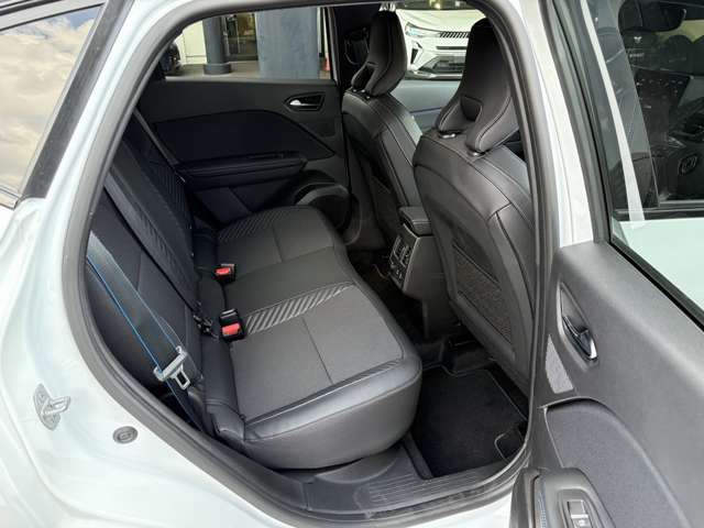車線をはみ出しそうになった場合、ハンドル操作を行う「エマージェンシーレーンキープアシスト」など充実の運転支援システムを搭載。