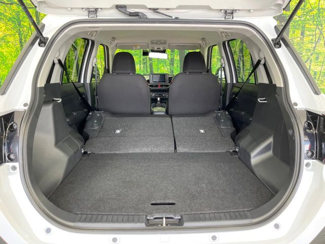 ���i�̂���������ʋ΁A���}���ɏ\���ȉ׎��X�y�[�X���m�ۂ��Ă���܂��B�Z�J���h�V�[�g��|���ƁA�傫�ȉו��̐ύڂ��\�ł���