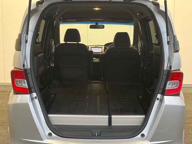 ���i�̂���������ʋ΁A���}���ɏ\���ȉ׎��X�y�[�X���m�ۂ��Ă���܂��B�Z�J���h�V�[�g��|���ƁA�傫�ȉו��̐ύڂ��\�ł���