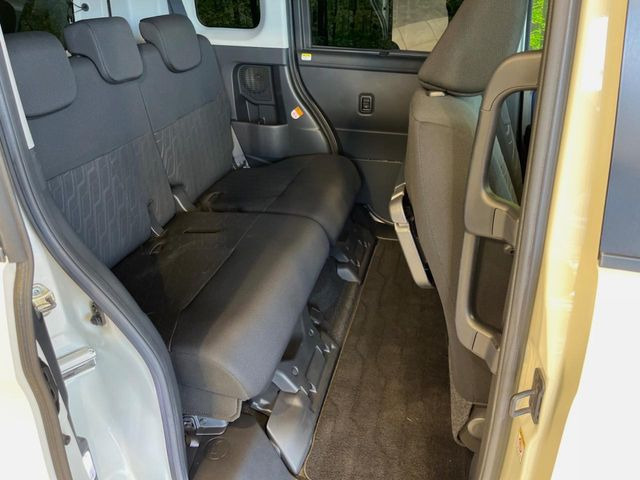 後部座席も気になるようなキズ・汚れやへたり等、大きなダメージはなく、良好な状態です。