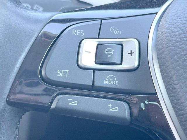 ●アダプティブクルーズコントロール:前の車との車間距離を一定にとりつつ、一定速度で自動走行してくれる次世代のクルーズコントロール!主に高速道路や自動車専用道路で使用する便利な機能です!