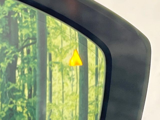 【ブラインドスポットモニタリング】走行中、ドアミラーの死角になりやすい箇所に後続車が接近するとサイドミラー付近に警告を表示、ドライバーに注意喚起をしてくれます。