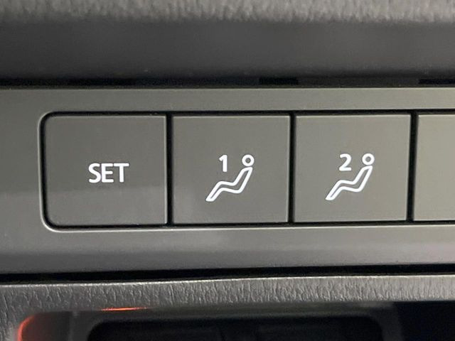 【メモリー機能付きパワーシート】ドライバーごとに設定したシート位置を記憶して、ボタン一つで切り替えできる便利な機能!運転する方が複数名いらっしゃるご家庭におすすめです♪