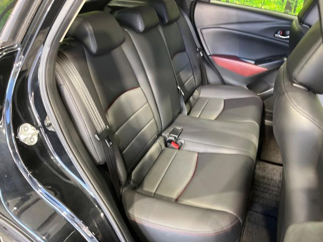 広々とした2列目シートは居住性が高く、居心地も快適!友達や家族とのお出かけにぴったりです。ベビーシートやチャイルドシート使用時も快適にお過ごしいただける十分な空間を確保しています。