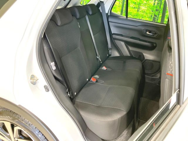 後部座席も気になるようなキズ・汚れやへたり等、大きなダメージはなく、良好な状態です。