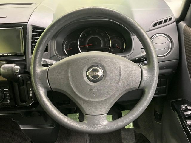 �C���e���A�ɍ��킹���f�U�C���̃X�e�A�����O�́A�^�]�������̂��Ƃ��l���A�^�]���₷���`��A�傫���ł��B�����x�A���ۂɐG���Ă��m���߂��������B