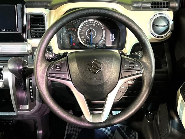 �C���e���A�ɍ��킹���f�U�C���̃X�e�A�����O�́A�^�]�������̂��Ƃ��l���A�^�]���₷���`��A�傫���ł��B�����x�A���ۂɐG���Ă��m���߂��������B