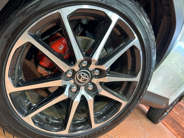 �y����18�C���`�A���~�z�C�[���z�O�ςɃ}�b�`���������A���~�z�C�[���𑕒����Ă���܂��B�e��ЊO�A���~�z�C�[����A�X�^�b�h���X�^�C�����戵�����Ă���܂��B���񂲑��k����������