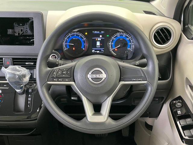 �C���e���A�ɍ��킹���f�U�C���̃X�e�A�����O�́A�^�]�������̂��Ƃ��l���A�^�]���₷���`��A�傫���ł��B�����x�A���ۂɐG���Ă��m���߂��������B