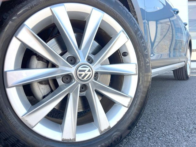 ●純正17インチアルミホイール:輸入車ならではの卓越した走りを支えるホイールと足回りです!日本車の走りに慣れている方にもぜひ体感して頂きたいほど、高いレベルでまとまっています!