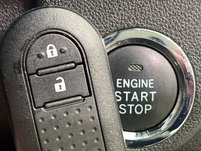 【スマートキー】カバンやポケットに入れたままでもドアの施錠・解錠が可能なスマートキーを装備。エンジンのオン・オフ時もカギを取り出す必要が無いからとっても便利です♪