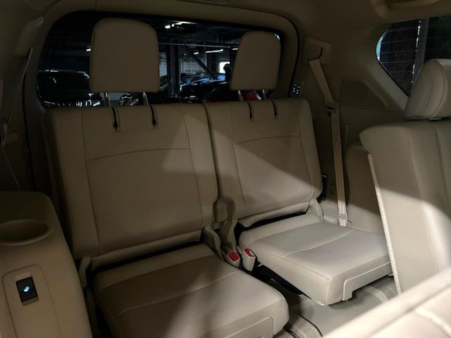 3列目シートはもちろん状態良好☆大人でもゆったりと座って頂けますので、大人数でのお出かけもラクラクです♪ご家族で、気の知れた仲間で、ドライブに行くのが楽しみですね♪