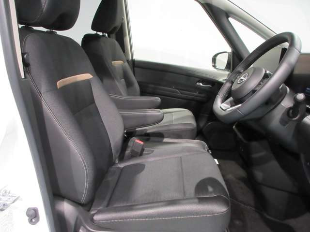 セレナ1.4 e-4ORCE ハイウェイスターV 4WD