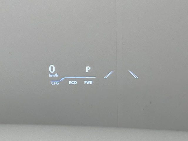 【カラーヘッドアップディスプレイ】現在の速度や走行情報をデジタル表示で運転席前方のガラスに投影!カラー付きで視認性も高く、運転中目線をずらさず必要な情報を確認できるのでとっても便利で安心!
