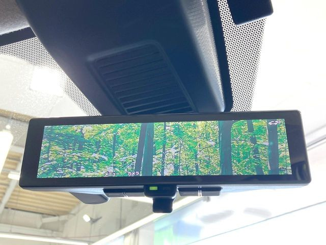 【インテリジェントルームミラー】後席の大きな荷物や同乗者で後方が確認しづらい時でも安心!カメラが撮影した車両後方の映像をルームミラー内に表示。クリアな視界で状況の確認が可能です!