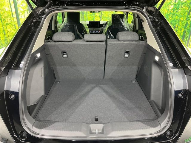 ���i�̂���������ʋ΁A���}���ɏ\���ȉ׎��X�y�[�X���m�ۂ��Ă���܂��B�Z�J���h�V�[�g��|���ƁA�傫�ȉו��̐ύڂ��\�ł���