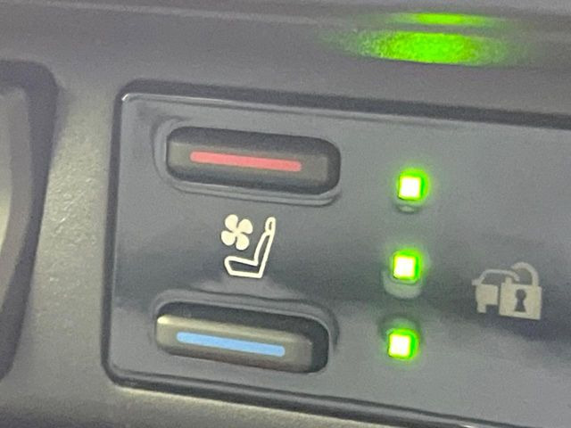 【シートベンチレーション】夏場は涼しい風でお尻や背中の熱やムレを防ぎ、冬はエアコンよりも早く温まってポカポカに!季節を問わず快適に過ごせます。