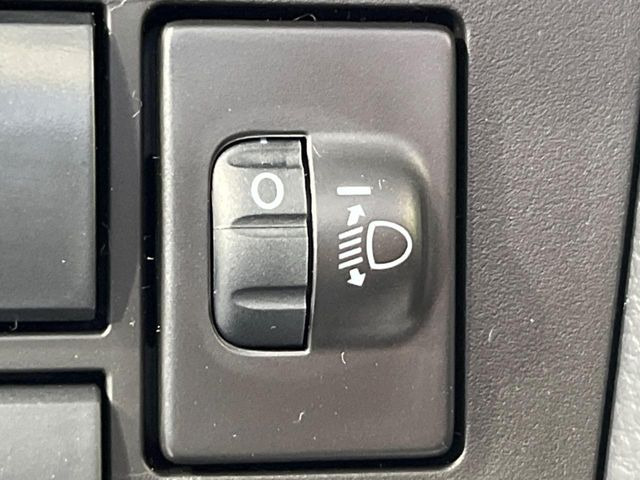 �y�w�b�h���C�g���x���C�U�[�z�Ԃɏ��l����ו��̗ʂɂ���ĕς��ԑ̂̌X����␳���A�w�b�h���C�g�̏Ǝˊp�x��K�؂ɒ����ł���֗��@�\�ł��􂵂�����O�����Ƃ炵�Ă����̂Ŗ�ԑ��s�����S!