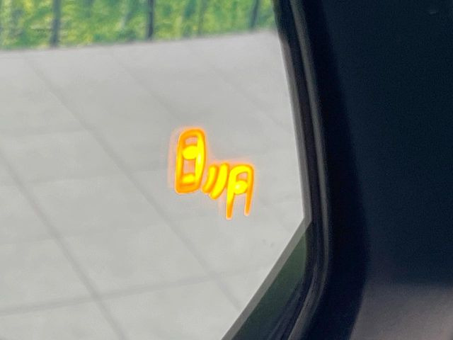 【ブラインドスポットモニター】走行中、ドアミラーの死角になりやすい箇所に後続車が接近するとサイドミラーのレンズに警告を表示!ドライバーに注意喚起をしてくれます。