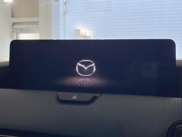 【12.3インチマツダコネクト】車内の雰囲気にマッチした大型ディスプレイ。スマホ接続でのナビ使用やBluetooth再生等、様々な機能が楽しめます。直感的なダイヤル操作が可能で、使い勝手も良好です。