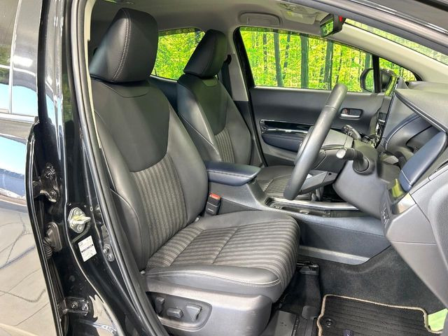 【ハーフレザーシート】高級感と座り心地を両立した人気のシート♪背面・座面のファブリック素材は、通気性の良さや滑りにくさに優れています。気温や服装に左右されず快適にお乗りいただけます。