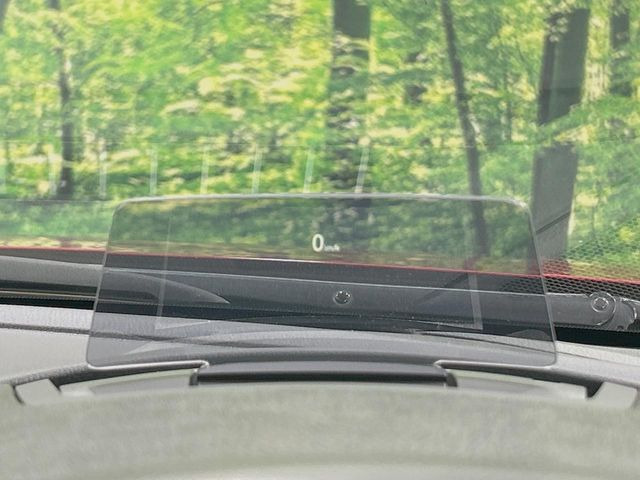 【ヘッドアップディスプレイ】現在の速度や走行情報をデジタル表示で運転席前方のガラスに投影!運転中、目線をずらさず必要な情報を確認できるのでとっても便利で安心!