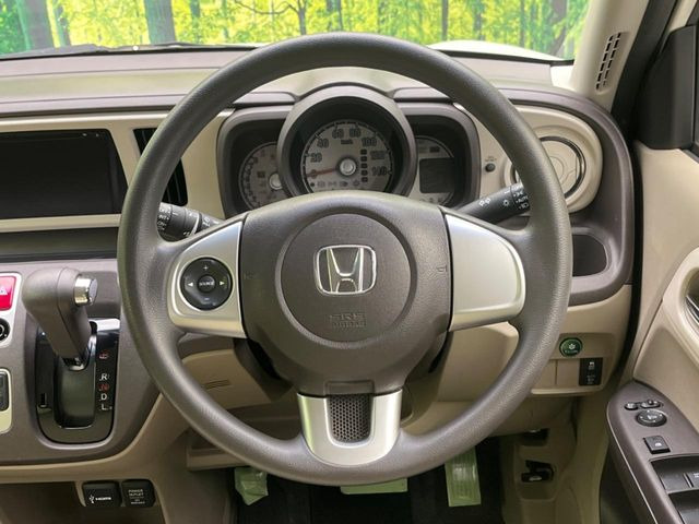 �C���e���A�ɍ��킹���f�U�C���̃X�e�A�����O�́A�^�]�������̂��Ƃ��l���A�^�]���₷���`��A�傫���ł��B�����x�A���ۂɐG���Ă��m���߂��������B