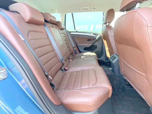 ●後部座席も気になるようなキズ・汚れやへたり等、大きなダメージはなく、良好な状態です。