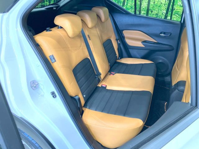 後部座席も気になるようなキズ・汚れやへたり等、大きなダメージはなく、良好な状態です。