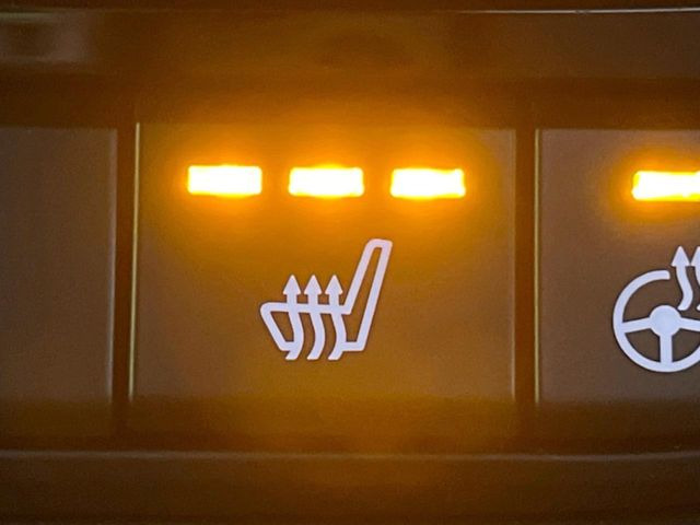 【シートヒーター】寒い日に重宝するシートヒーター!エアコンより早く温まってくれるので寒がりの人も安心ですね♪エアコンの温風は乾燥するから苦手、という方にもをおすすめです。