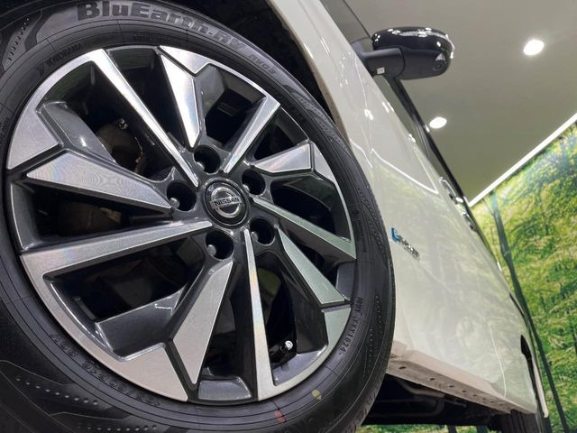 【純正16インチアルミホイール】外観にマッチした純正アルミホイールを装着しております。各種社外アルミホイールや、スタッドレスタイヤも取扱いしております。是非ご相談ください♪