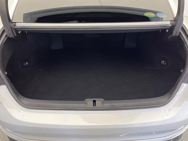 【ハンズフリーパワーバックドア】リアバンパー下部に足先を出し入れするだけでバックドアが自動で開閉♪両手が荷物でふさがっている時でもラクラク開閉操作が行えます!