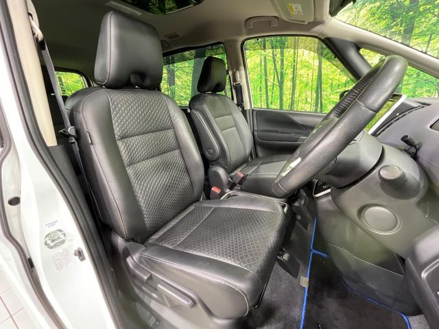 【防水シート】スノボやダイビング等でありがちな汚れや濡れも心配無用の防水シート♪雨の日に傘や荷物でシートが濡れたり、飲み物をこぼしたりした時もサッと拭いてきれいになるから大助かり♪