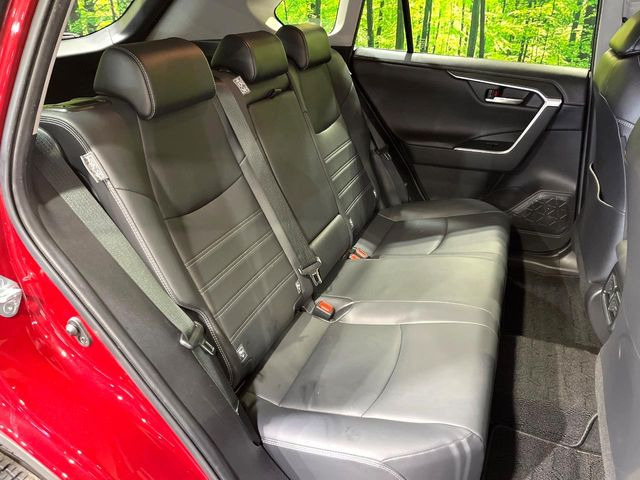 後部座席も気になるようなキズ・汚れやへたり等、大きなダメージはなく、良好な状態です。