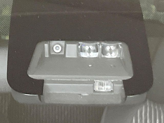 【プリクラッシュセーフティ】前方の車両等を検知し、衝突しそうな時は警報で注意を促し、ブレーキを踏む力をサポート。ブレーキを踏めなかった場合は衝突被害軽減ブレーキが作動、衝突回避をサポートします。